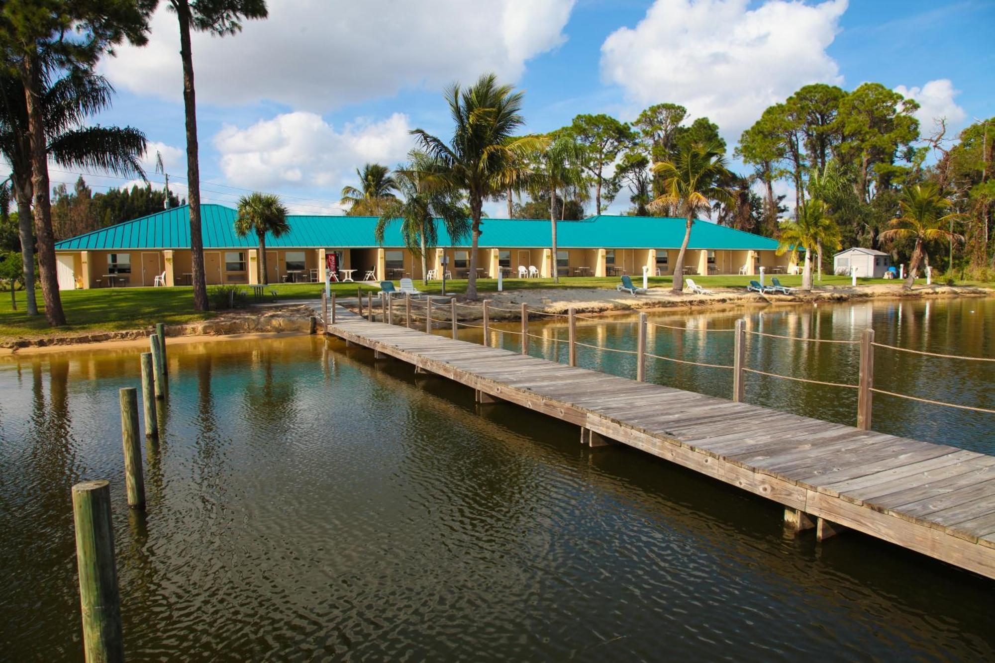 לייק פלאסיד Lake Grassy Inn & Suites מראה חיצוני תמונה