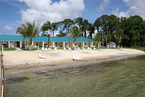 לייק פלאסיד Lake Grassy Inn & Suites מראה חיצוני תמונה