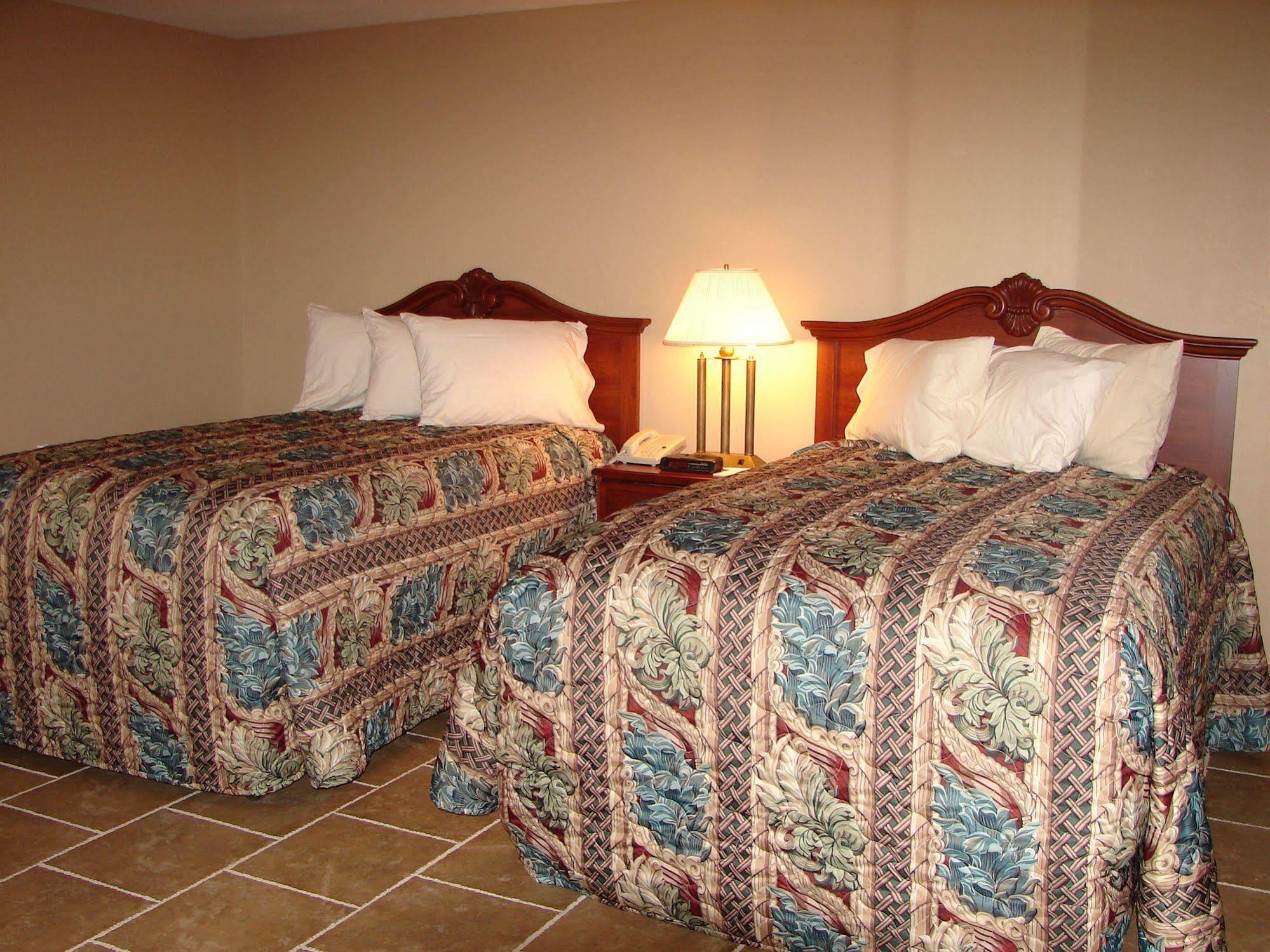 לייק פלאסיד Lake Grassy Inn & Suites מראה חיצוני תמונה